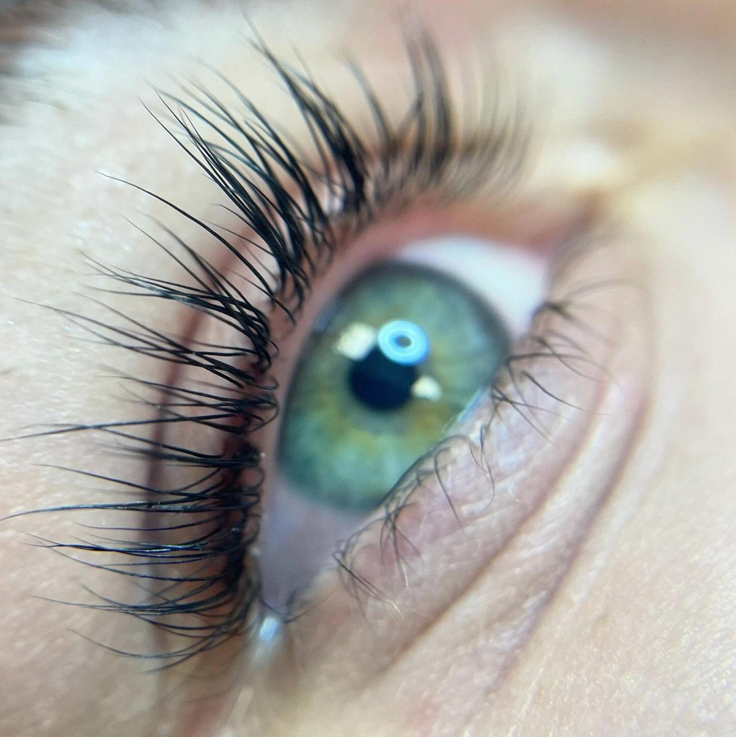 Stylizacja brwi i rzęs w Sakura Beauty